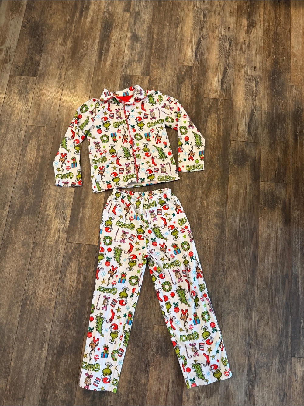 Dr. Seuss White Grinch Print Kids Pajama Set with Red and Green Accents